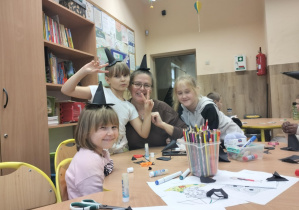 Uczniowie świetlicy podczas twórczych działań.