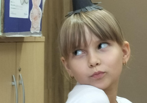 Uczennica klasy 2a prezentująca swoją pracę_kapelusz.