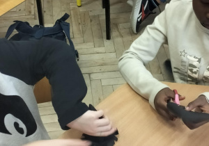 Uczniowie świetlicy podczas twórczych działań.