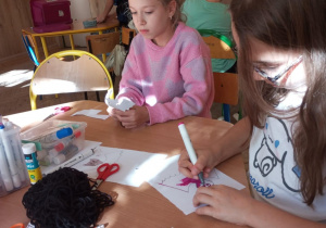 Uczniowie świetlicy podczas twórczych działań.