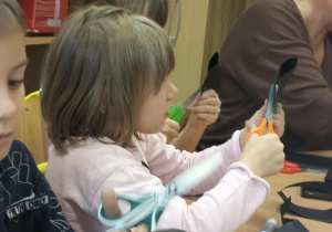 Uczniowie świetlicy podczas twórczych działań.