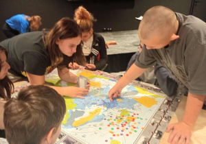 Uczniowie klas: 7a i 8b podczas zajęć edukacyjnych w Instytucie Pamięci Narodowej .