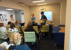 Uczniowie klas: 7a i 8b podczas zajęć edukacyjnych w Instytucie Pamięci Narodowej .