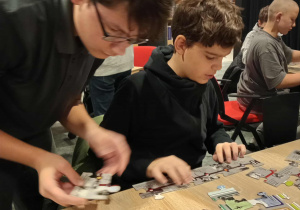 Uczniowie klas: 7a i 8b podczas zajęć edukacyjnych w Instytucie Pamięci Narodowej .