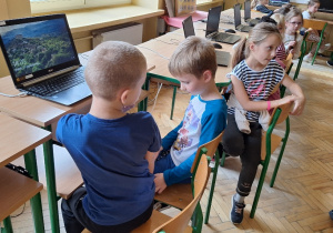 Uczniowie klasy 1a podczas Europejskiego Tygodnia Kodowania CodeWeek.