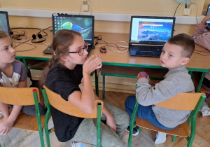 Uczniowie klasy 1a podczas Europejskiego Tygodnia Kodowania CodeWeek.