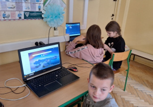 Uczniowie klasy 1a podczas Europejskiego Tydzień Kodowania CodeWeek.