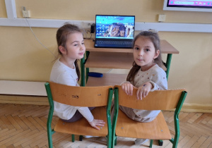 Uczniowie klasy 1a podczas Europejskiego Tydzień Kodowania CodeWeek.