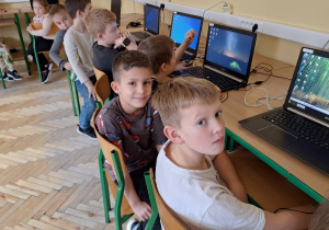 Uczniowie klasy 1a podczas Europejskiego Tygodnia Kodowania CodeWeek.