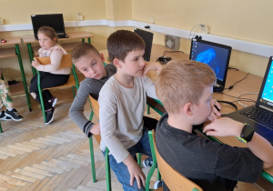 Uczniowie klasy 1a podczas Europejskiego Tygodnia Kodowania CodeWeek.