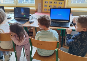 Uczniowie klasy 1a podczas Europejskiego Tygodnia Kodowania CodeWeek.