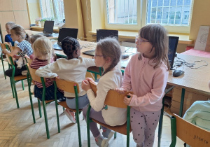 Uczniowie klasy 1a podczas Europejskiego Tygodnia Kodowania CodeWeek.