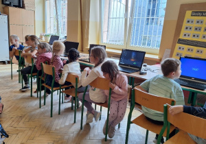Uczniowie klasy 1a podczas Europejskiego Tygodnia Kodowania CodeWeek.