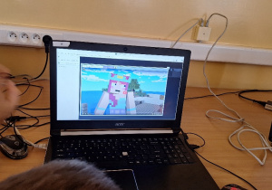 Uczniowie klasy 1a podczas Europejskiego Tygodnia Kodowania CodeWeek.