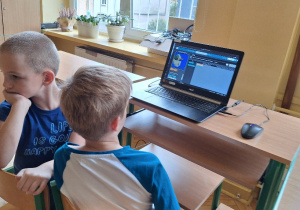 Uczniowie klasy 1a podczas Europejskiego Tygodnia Kodowania CodeWeek.