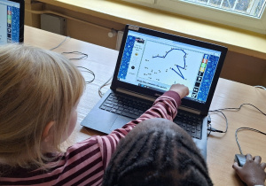 Uczniowie klasy 1a podczas Europejskiego Tygodnia Kodowania CodeWeek.