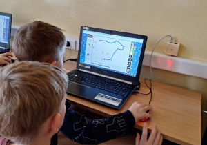 Uczniowie klasy 1a podczas Europejskiego Tygodnia Kodowania CodeWeek.