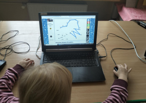 Uczniowie klasy 1a podczas Europejskiego Tygodnia Kodowania CodeWeek.