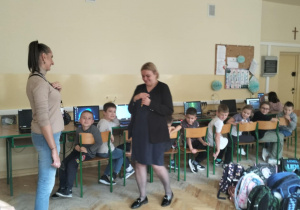 Uczniowie klasy 1a i świetliczaki podczas Europejskiego Tygodnia Kodowania CodeWeek_programowanie prowadzącej zajęcia.