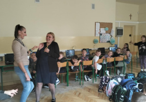 Uczniowie klasy 1a i świetliczaki podczas Europejskiego Tygodnia Kodowania CodeWeek_programowanie prowadzącej zajęcia.