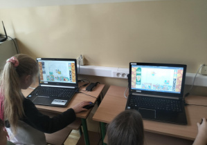 Uczniowie klasy 1a i świetliczaki podczas Europejskiego Tygodnia Kodowania CodeWeek.