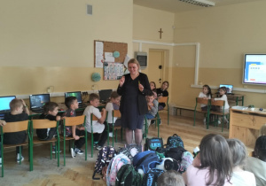 Uczniowie klasy 1a i świetliczaki podczas Europejskiego Tygodnia Kodowania CodeWeek_programowanie prowadzącej zajęcia.