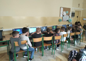 Uczniowie klasy 1a i świetliczaki podczas Europejskiego Tygodnia Kodowania CodeWeek.