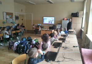 Uczniowie klasy 1a i świetliczaki podczas Europejskiego Tygodnia Kodowania CodeWeek.