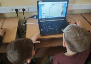 Uczniowie klasy 1a podczas Europejskiego Tygodnia Kodowania CodeWeek.