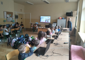 Uczniowie klasy 1a i świetliczaki podczas Europejskiego Tygodnia Kodowania CodeWeek_programowanie prowadzącej zajęcia.