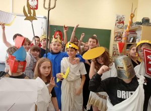 Gala Bogów na lekcji historii w klasie 5b.
