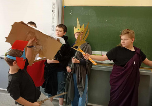 Gala Bogów na lekcji historii w klasie 5b.