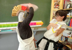 Gala Bogów na lekcji historii w klasie 5b.