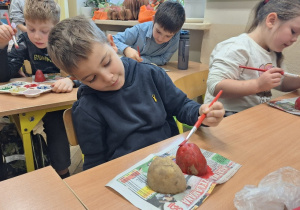 Kreatywna jesień, czyli grzybobranie w klasie 1a_uczniowie podczas twórczych zajęć plastycznych.