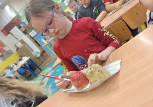 Kreatywna jesień, czyli grzybobranie w klasie 1a_uczniowie podczas twórczych zajęć plastycznych.