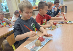 Kreatywna jesień, czyli grzybobranie w klasie 1a_uczniowie podczas twórczych zajęć plastycznych.