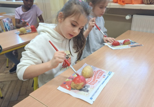 Kreatywna jesień, czyli grzybobranie w klasie 1a_uczniowie podczas twórczych zajęć plastycznych.