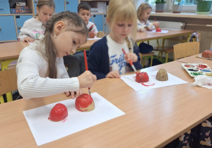Kreatywna jesień, czyli grzybobranie w klasie 1a_uczniowie podczas twórczych zajęć plastycznych.
