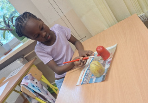 Kreatywna jesień, czyli grzybobranie w klasie 1a_uczennica podczas twórczych zajęć plastycznych.