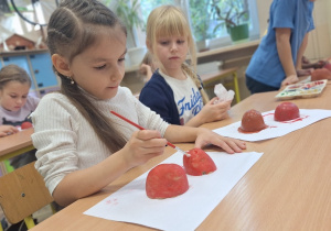 Kreatywna jesień, czyli grzybobranie w klasie 1a_uczniowie podczas twórczych zajęć plastycznych.