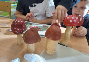 Kreatywna jesień, czyli grzybobranie w klasie 1a_uczniowie podczas twórczych zajęć plastycznych.