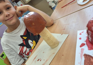 Kreatywna jesień, czyli grzybobranie w klasie 1a_uczeń podczas twórczych zajęć plastycznych.