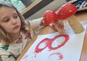 Kreatywna jesień, czyli grzybobranie w klasie 1a_uczennica podczas twórczych zajęć plastycznych.