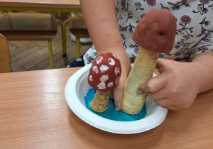 Kreatywna jesień, czyli grzybobranie w klasie 1a_uczennica podczas twórczych zajęć plastycznych.