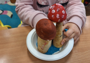 Kreatywna jesień, czyli grzybobranie w klasie 1a_uczennica podczas twórczych zajęć plastycznych.