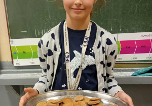 Uczennica klasy 4a, Inga Każmierczak, prezentująca swoje ciasteczka wg średniowiecznej receptury.