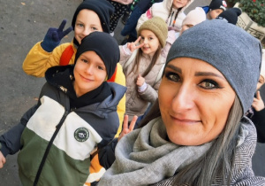 Uczniowie klasy 1a z wychowawczynią, p. Agnieszka Tarajkowską podczas pieszej wycieczki na warsztaty w PAKT.