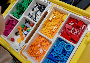 Klocki LEGO education, wykorzystane podczas warsztatów robotycznych "Projektujemy komPAKTowego robota".