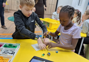 Uczniowie klasy 1a podczas warsztatów robotycznych "Projektujemy komPAKTowego robota".