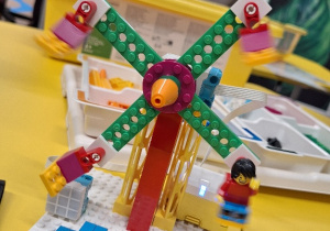 Klocki LEGO education, wykorzystane podczas warsztatów robotycznych "Projektujemy komPAKTowego robota".